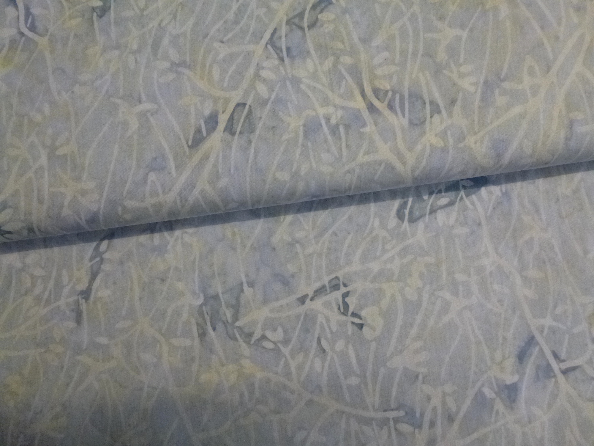 Stoff Tonga Batik Chrome hellgrau Äste – Bild 3