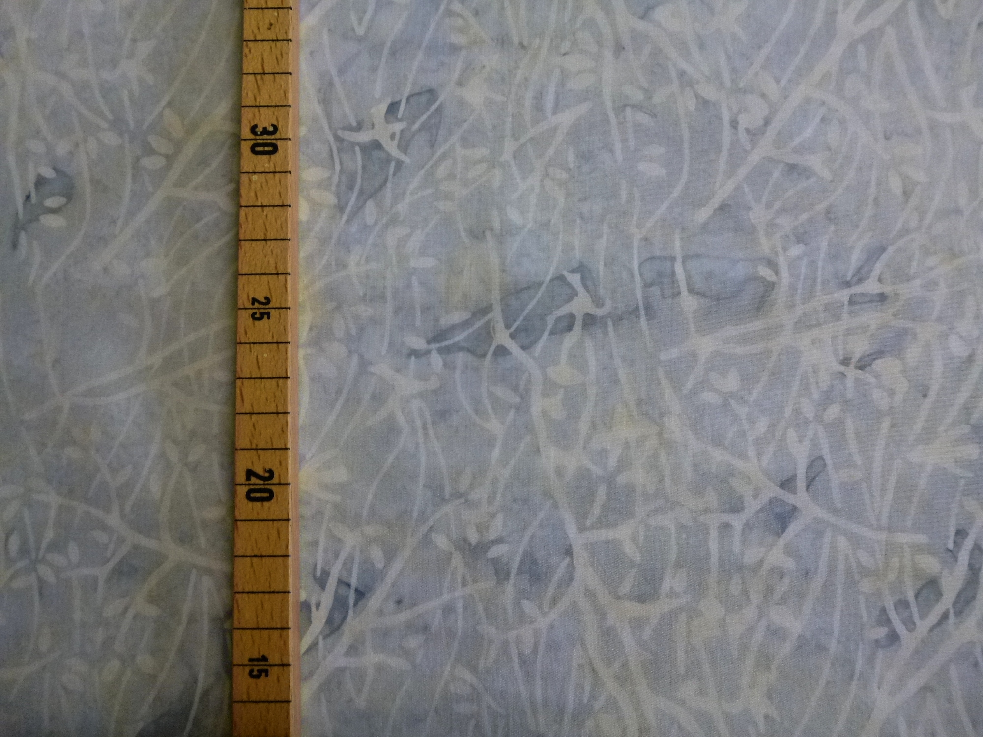 Stoff Tonga Batik Chrome hellgrau Äste – Bild 4