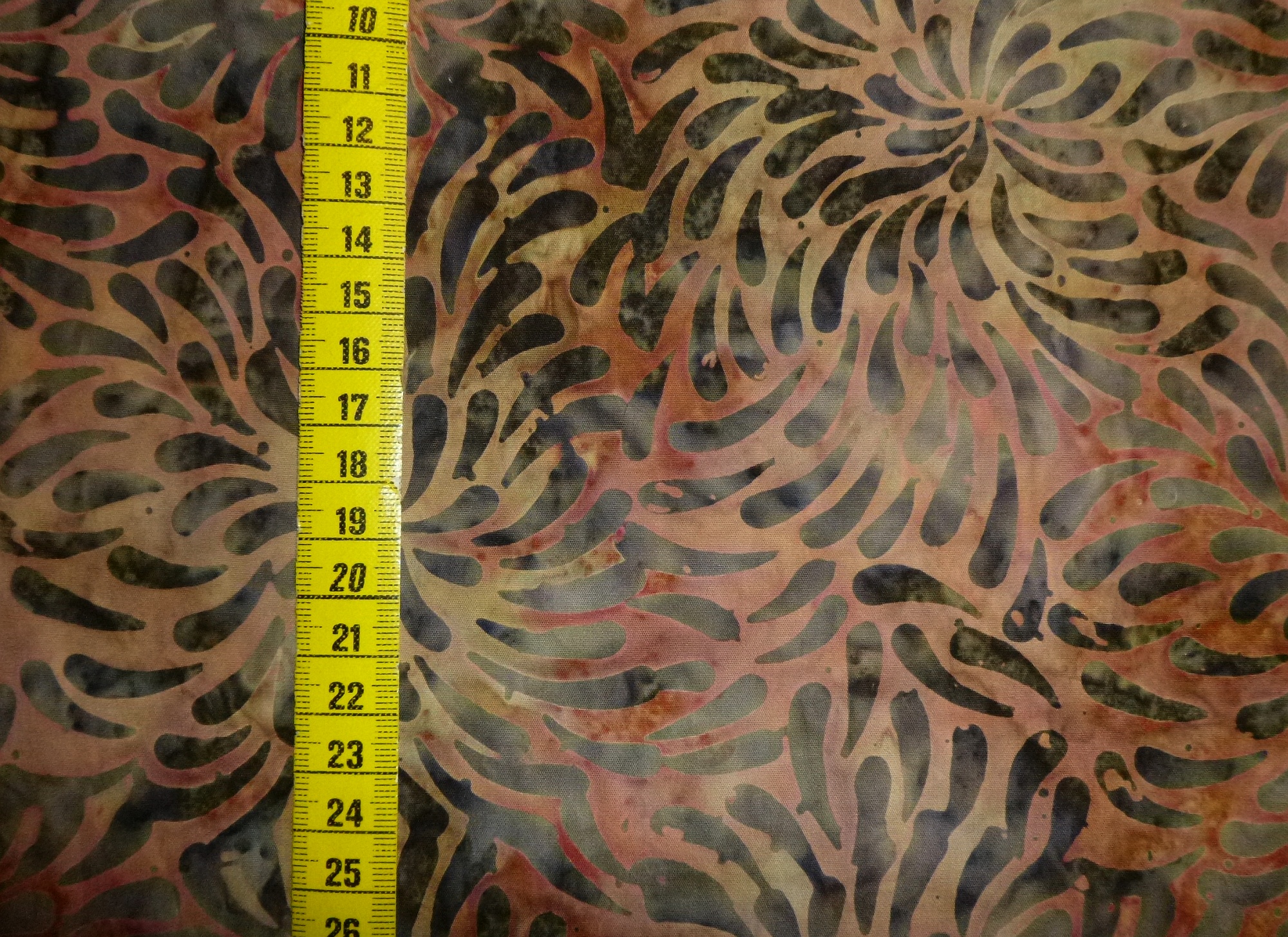 Stoff Bear Creek Batiks braungrau Wirbel – Bild 5