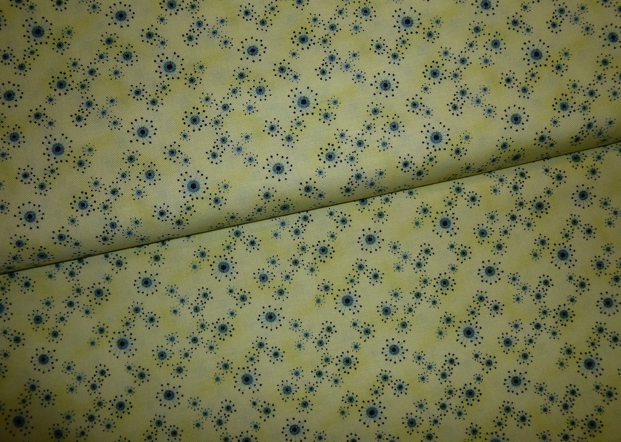 Stoff Andromeda Streublumen auf gelb