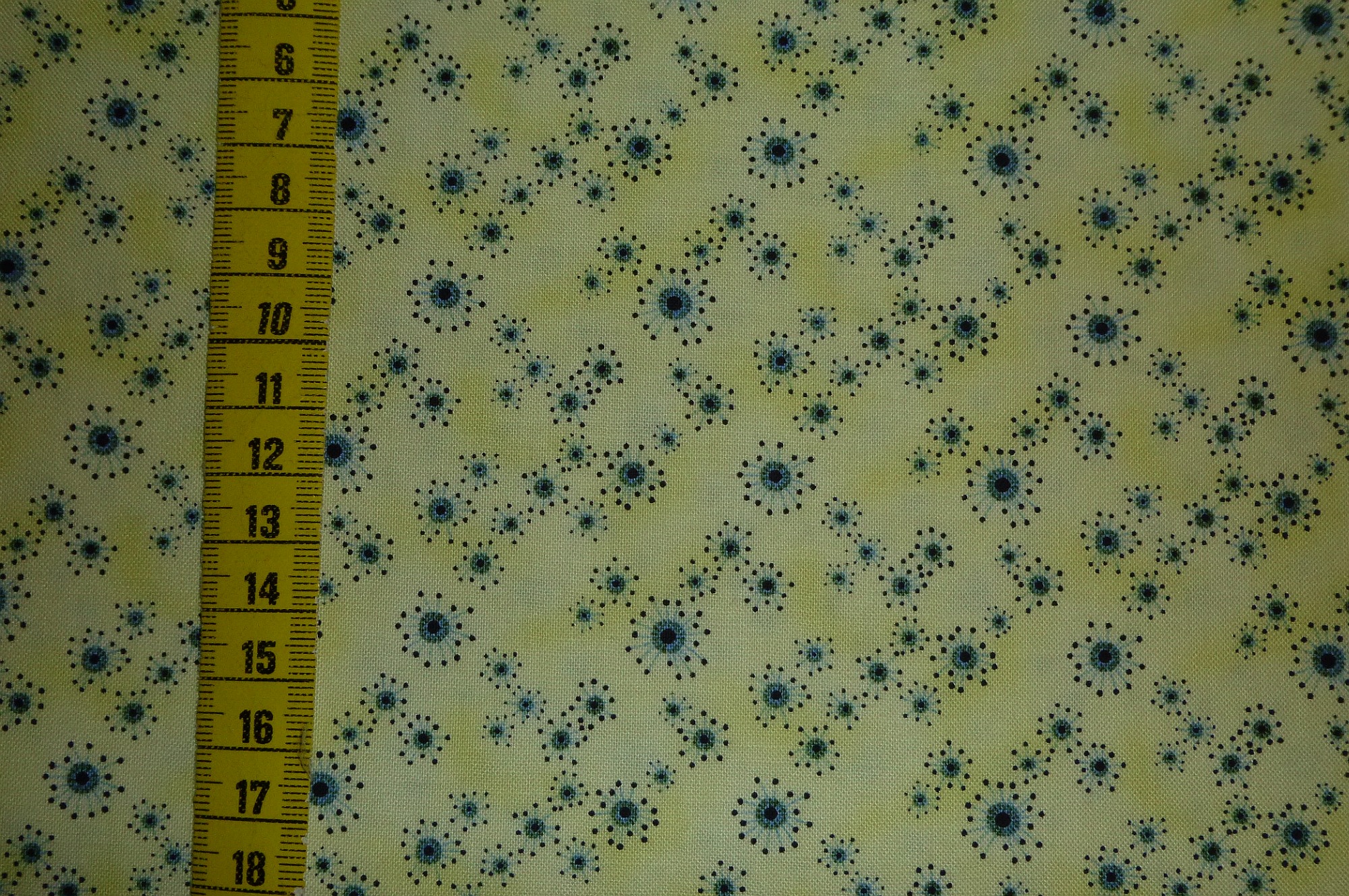 Stoff Andromeda Streublumen auf gelb – Bild 4