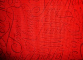 Stoff rot mit Schrift englisch