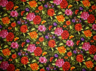 Stoff mit Blüten orange-pink auf oliv