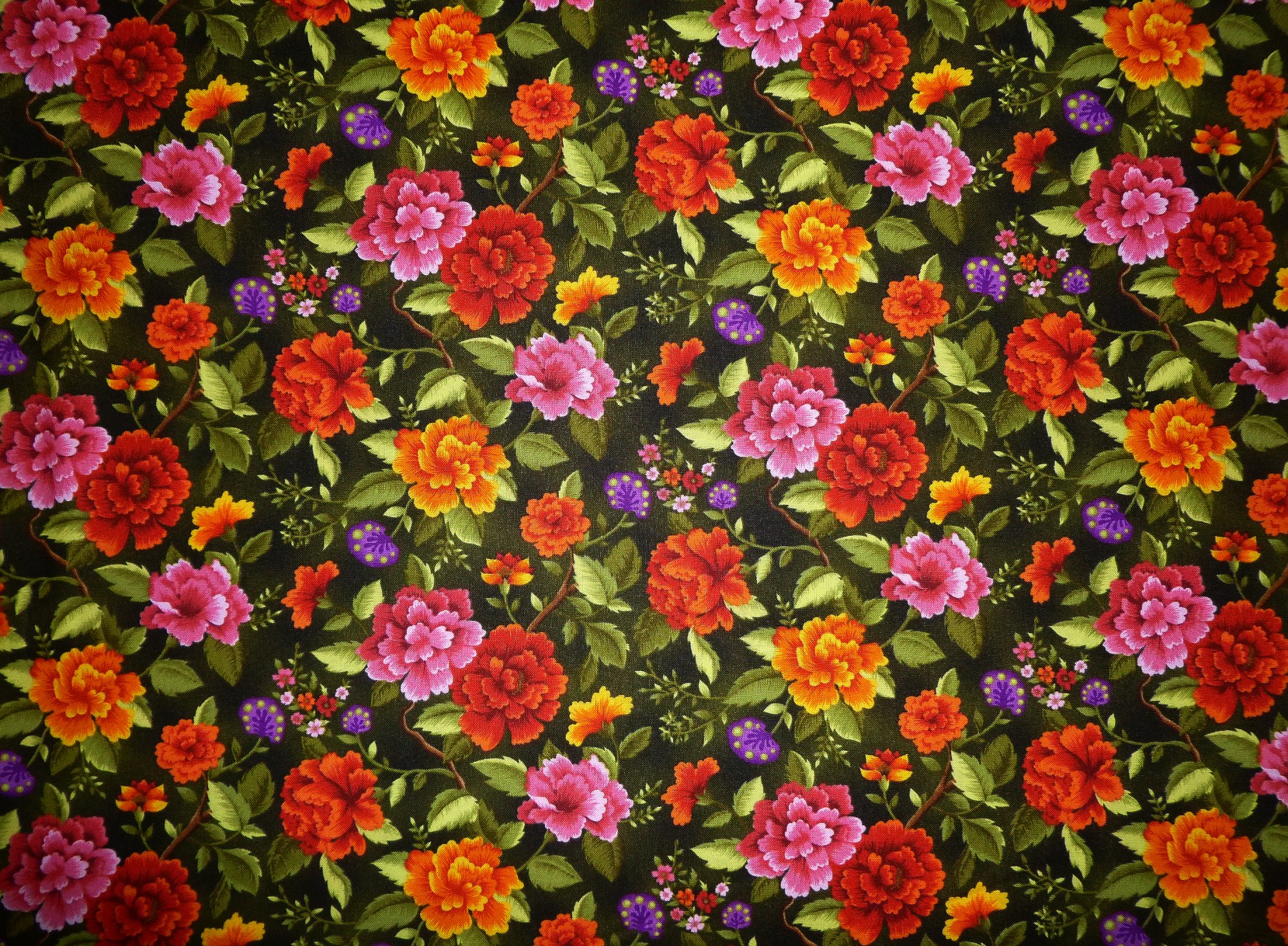 Stoff mit Blüten orange-pink auf oliv