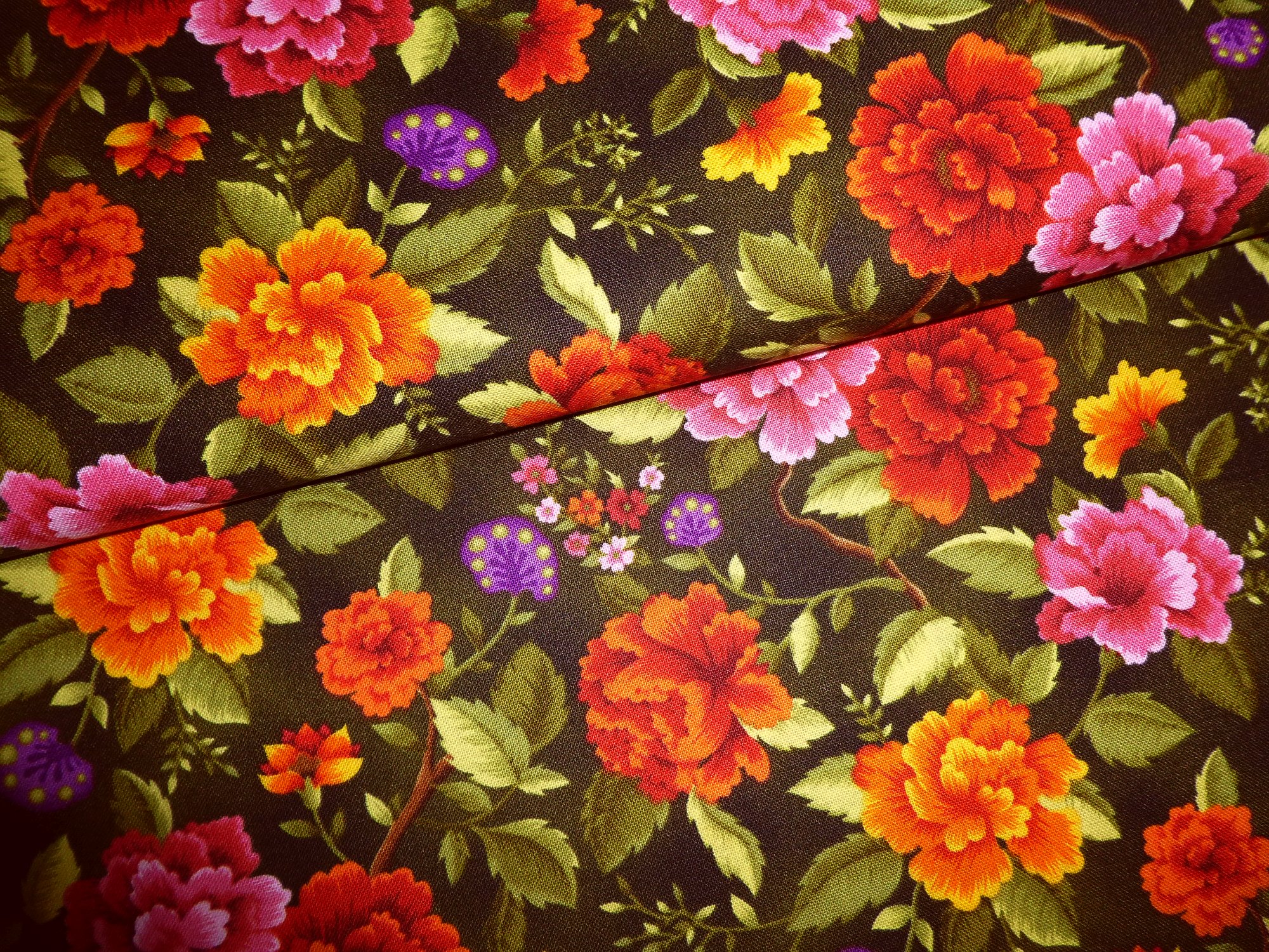 Stoff mit Blüten orange-pink auf oliv – Bild 3