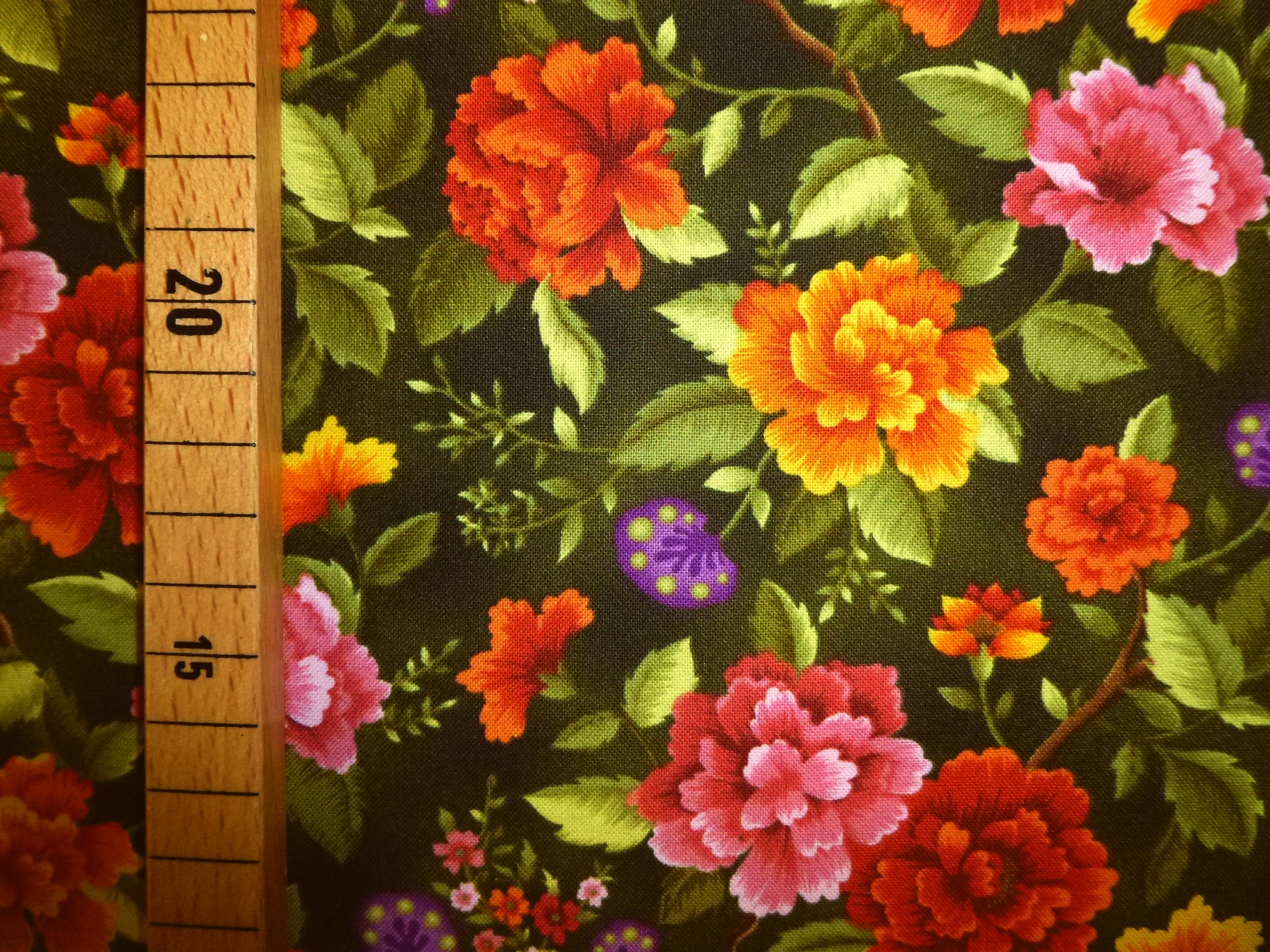 Stoff mit Blüten orange-pink auf oliv – Bild 5