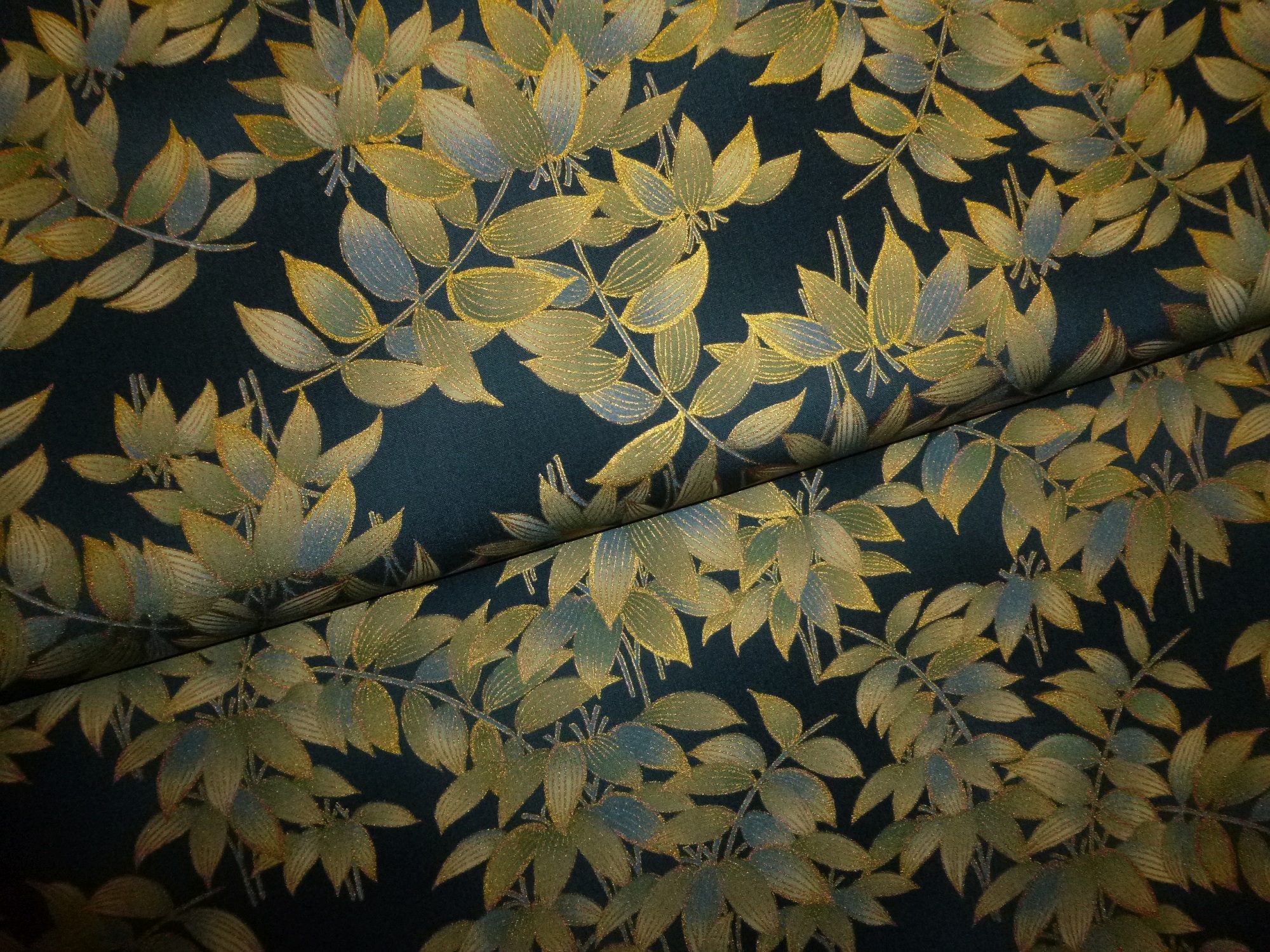 Stoff blau-gold mit Blattrispen – Bild 3