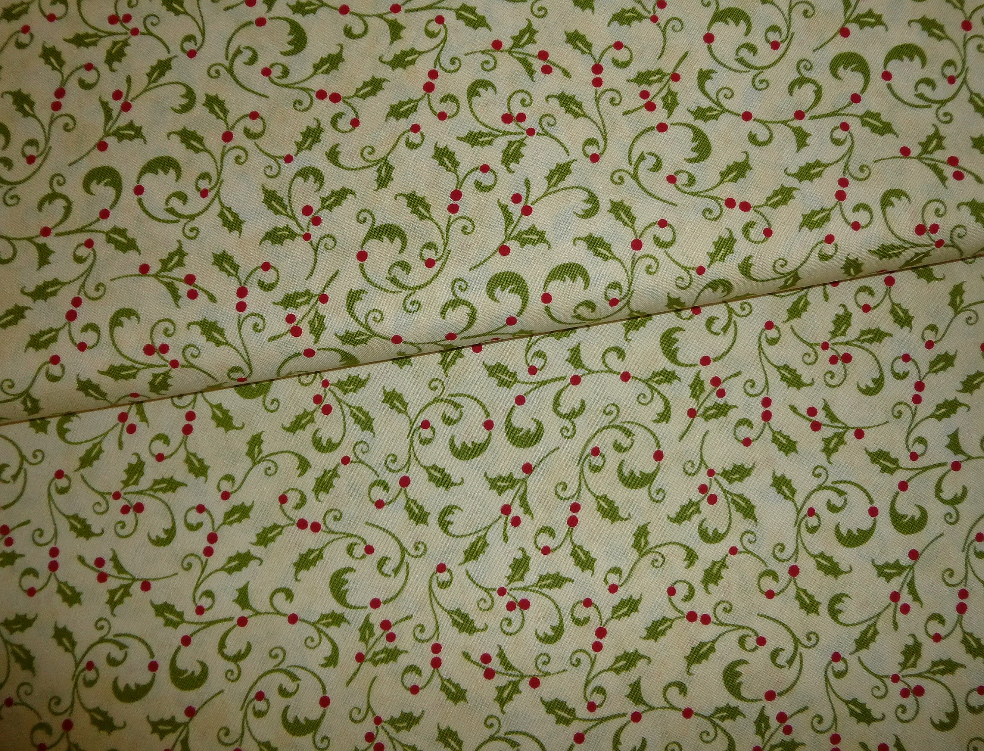 Stoff beige mit Ilex grün-rot