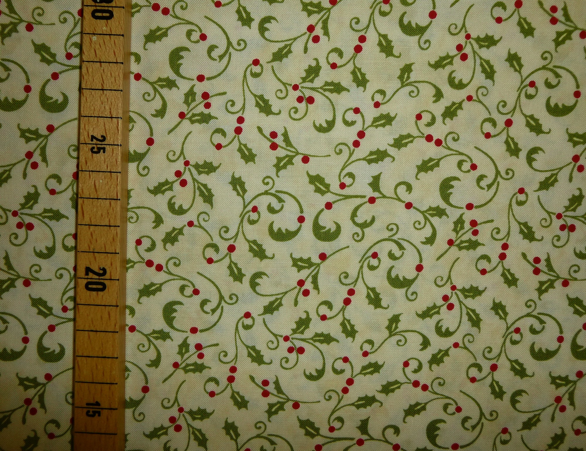 Stoff beige mit Ilex grün-rot – Bild 5