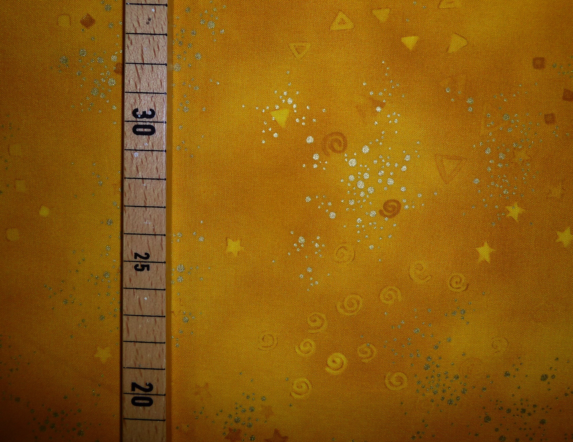 Weihnachtsstoff Glitter und Sterne messinggold von Moda – Bild 5