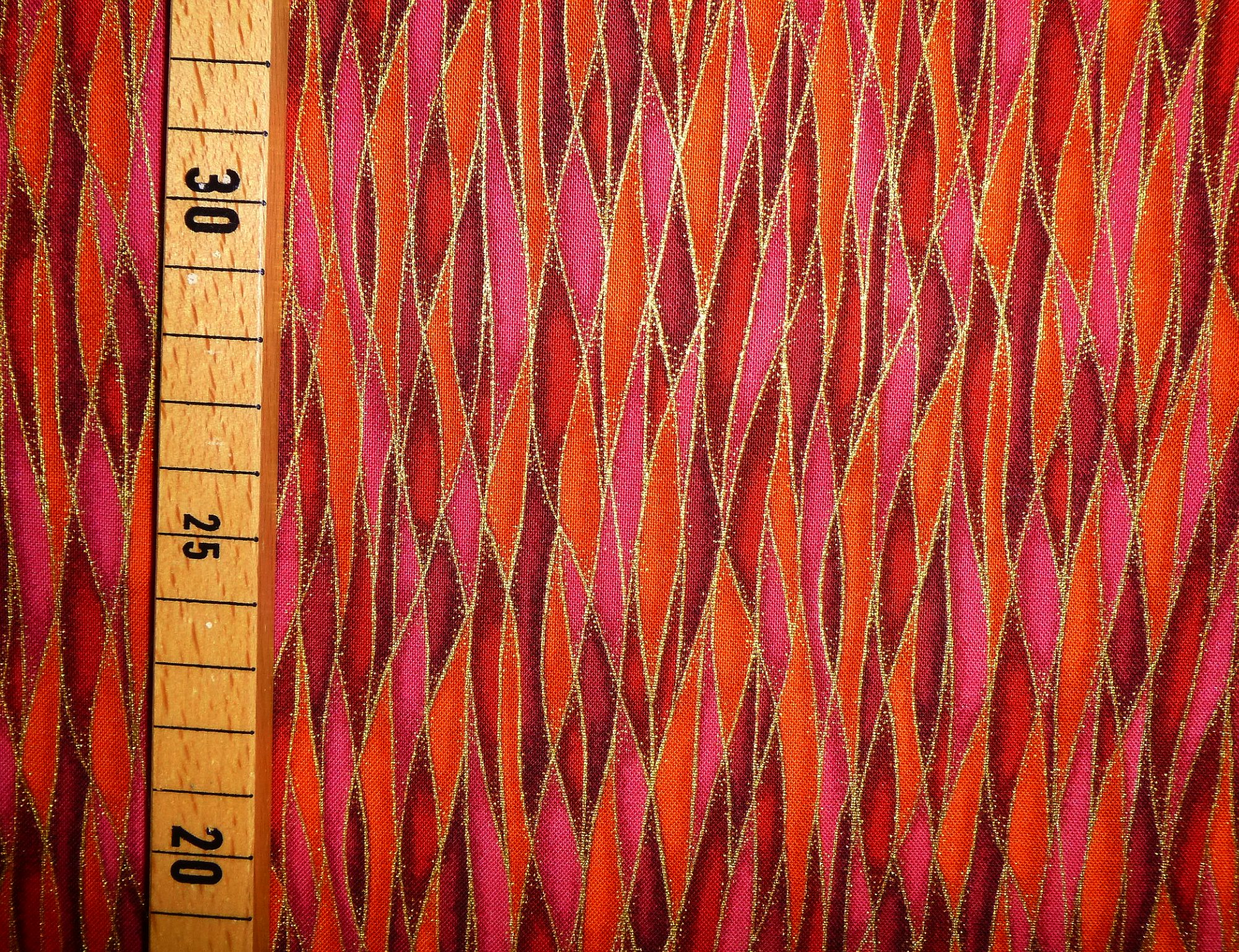 Stoff rot-orange-pink-gold geflammt von Makower – Bild 3