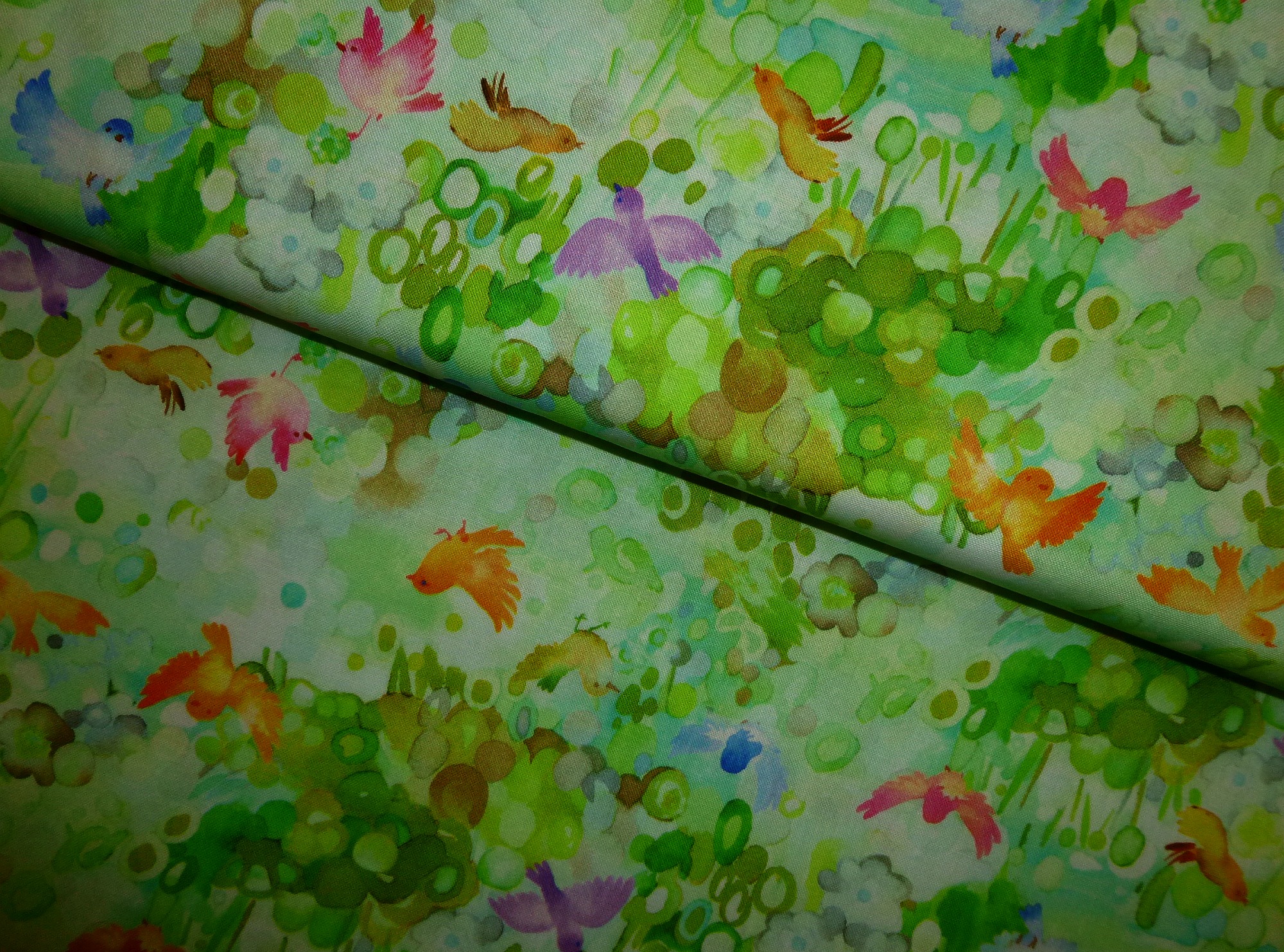 Stoff mit Vögeln auf grünbuntem Aquarell von Moda – Bild 3