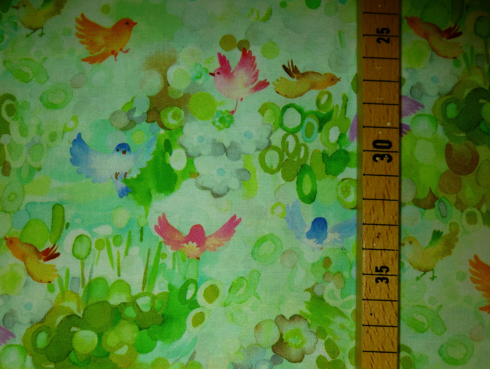 Stoff mit Vögeln auf grünbuntem Aquarell von Moda – Bild 5