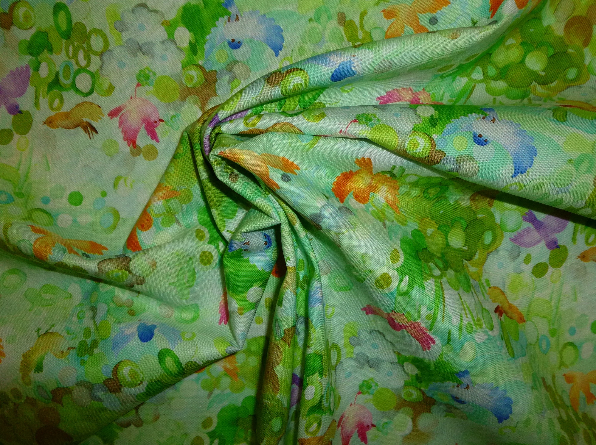 Stoff mit Vögeln auf grünbuntem Aquarell von Moda – Bild 4