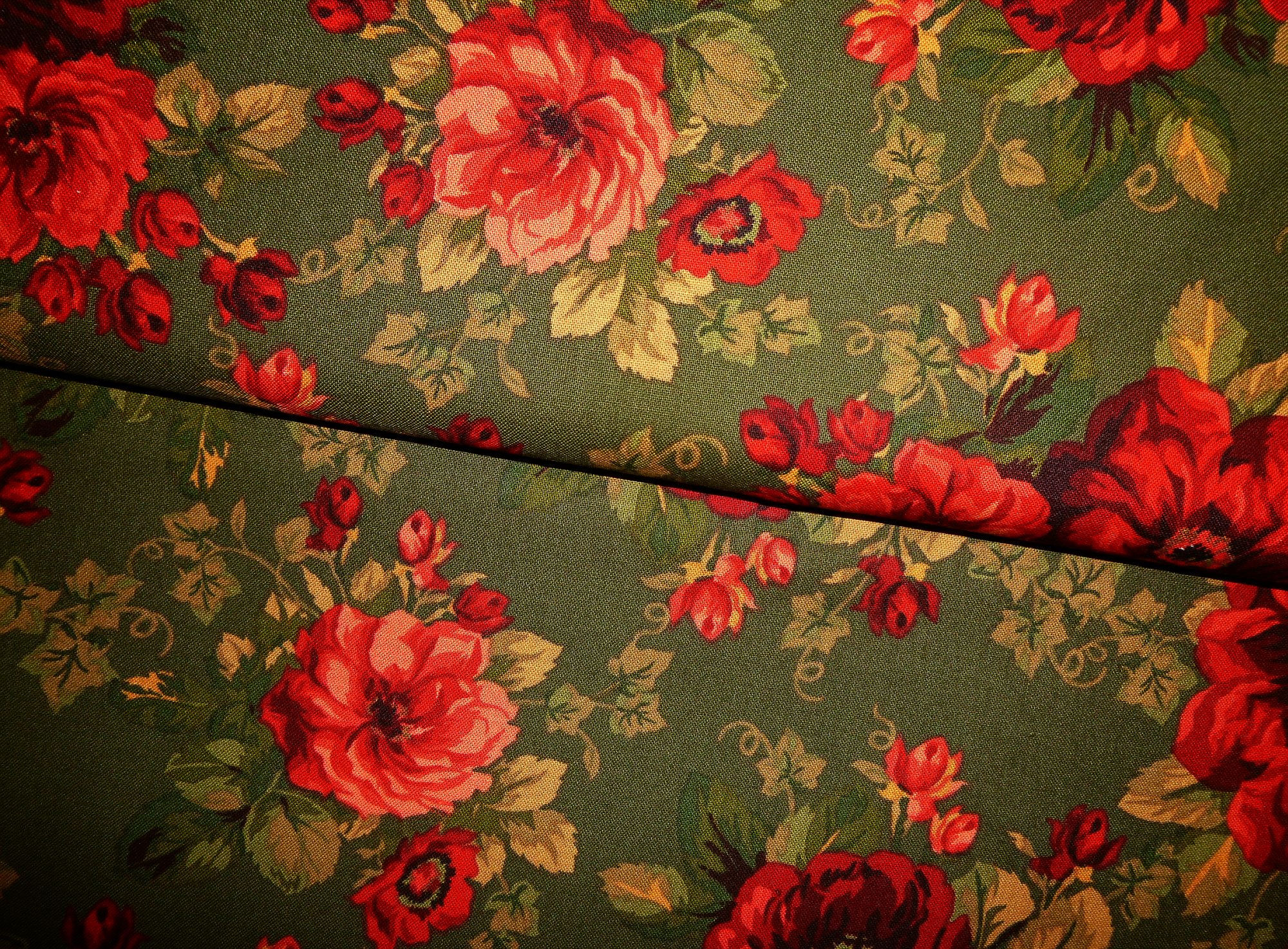 Stoff Rosen rot auf grün – Bild 3
